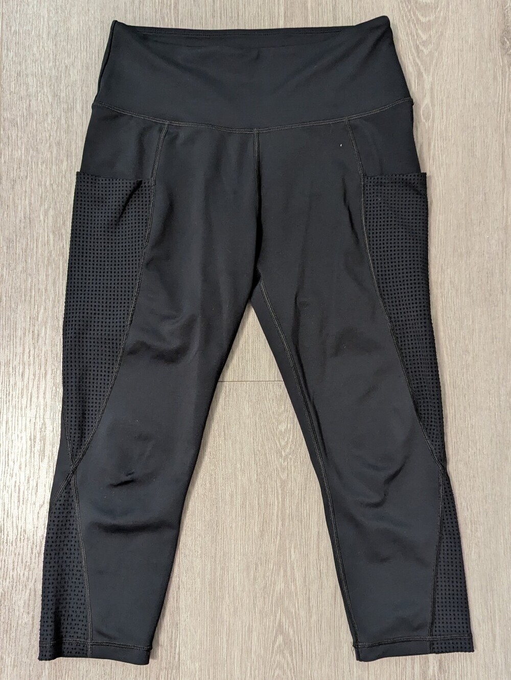 Uurun Black High-Waist Athletic Capri Leggings Size Small EUC!